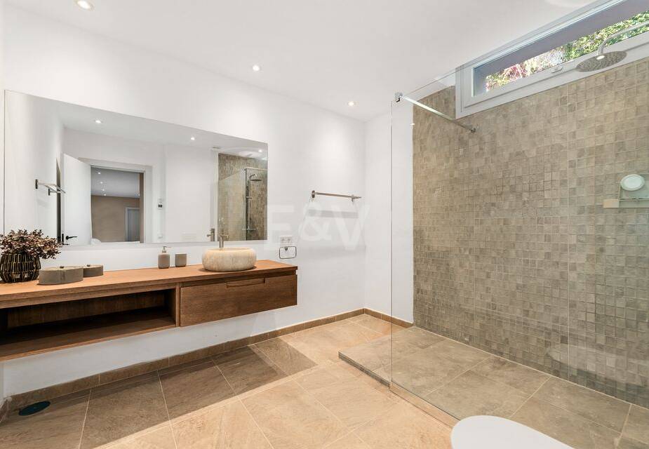 Villa moderne face au Sud avec mer panoramique et montagne Vues, 250 m de San Pedro Beach