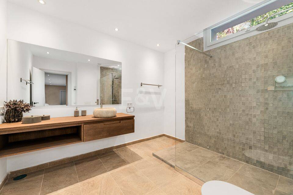 Villa moderne face au Sud avec mer panoramique et montagne Vues, 250 m de San Pedro Beach