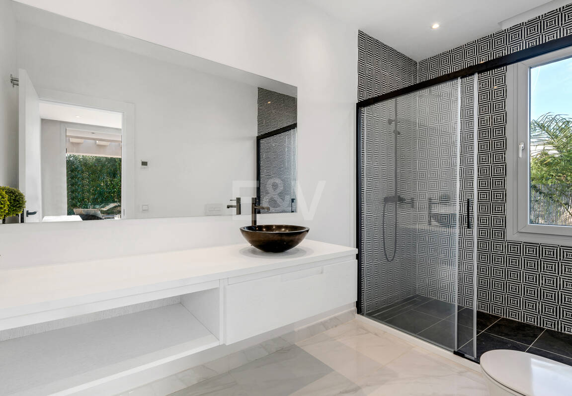 Modern South-Facing Villa with Mountain Views, 250 m from San Pedro Beach