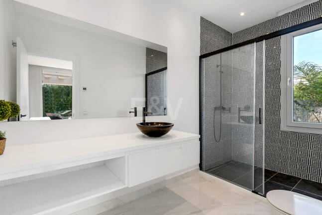 Modern South-Facing Villa with Mountain Views, 250 m from San Pedro Beach