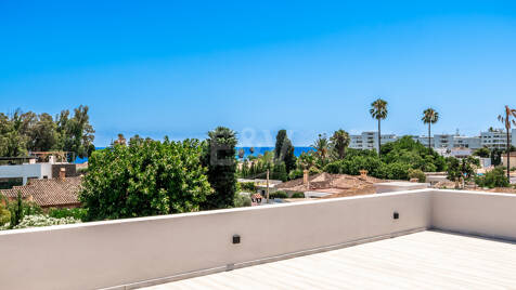 Moderne, nach Süden ausgerichtete Villa mit Sicht auf Berge, 250 m vom Strand von San Pedro entfernt