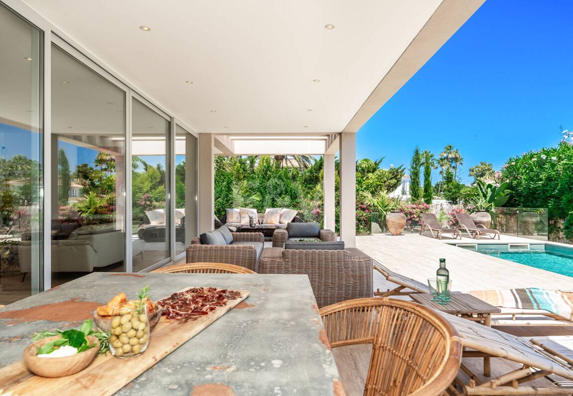 Villa moderne face au Sud avec mer panoramique et montagne Vues, 250 m de San Pedro Beach