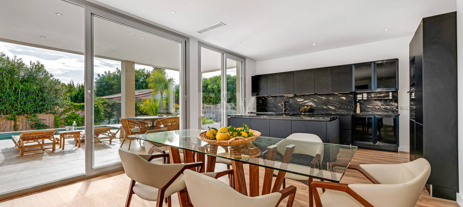 Modern South-Facing Villa with Panoramic Sea & Mountain Views, 250 m from San Pedro Beach