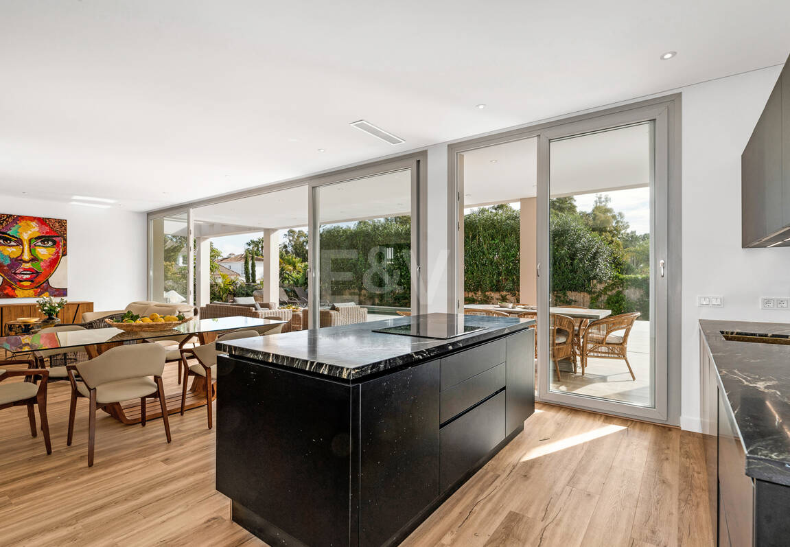 Modern South-Facing Villa with Mountain Views, 250 m from San Pedro Beach