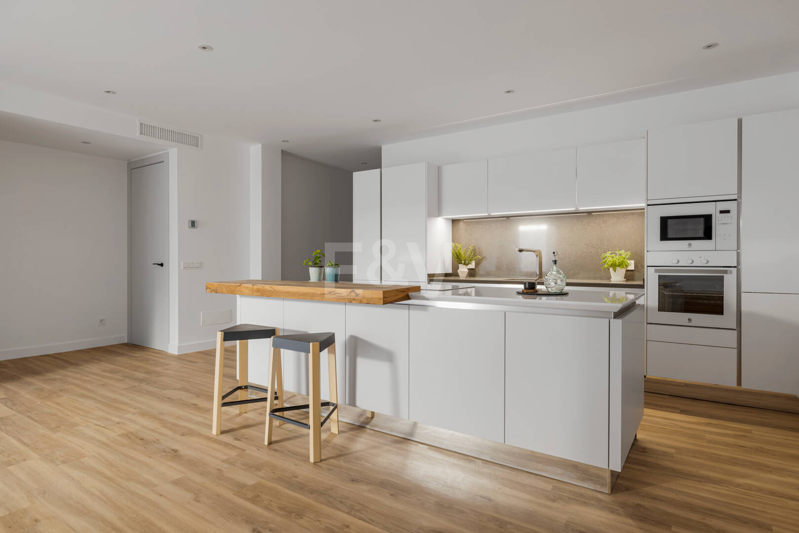 Modern South-Facing Villa with Mountain Views, 250 m from San Pedro Beach