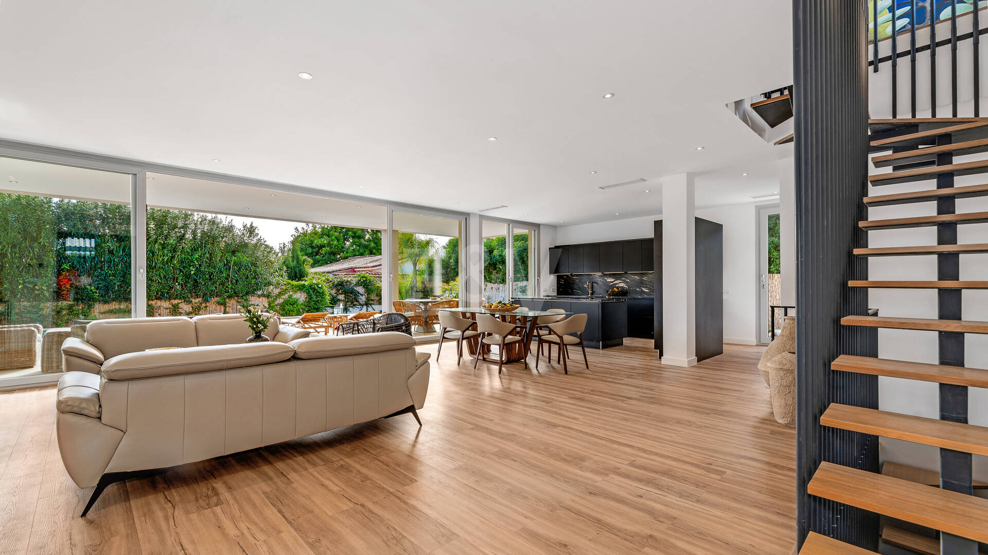 Modern South-Facing Villa with Mountain Views, 250 m from San Pedro Beach