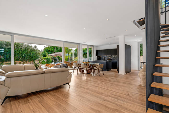 Modern South-Facing Villa with Mountain Views, 250 m from San Pedro Beach