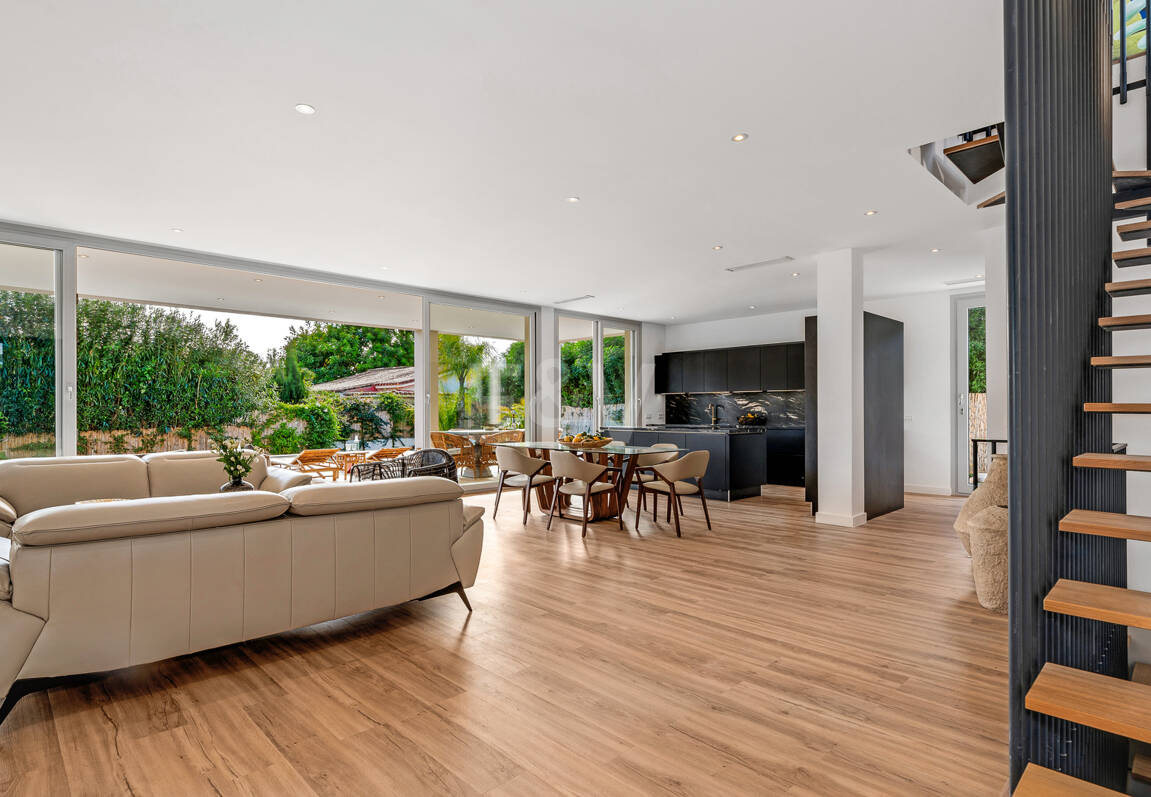 Modern South-Facing Villa with Mountain Views, 250 m from San Pedro Beach