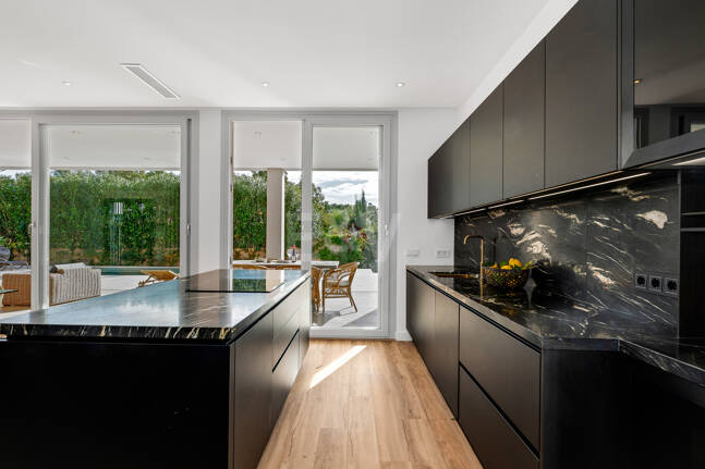 Modern South-Facing Villa with Mountain Views, 250 m from San Pedro Beach