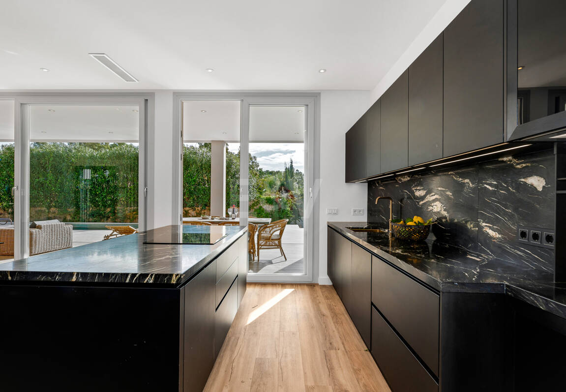 Modern South-Facing Villa with Mountain Views, 250 m from San Pedro Beach