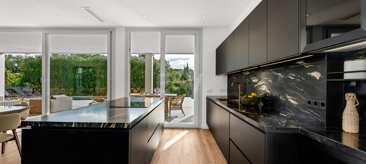 Modern South-Facing Villa with Panoramic Sea & Mountain Views, 250 m from San Pedro Beach