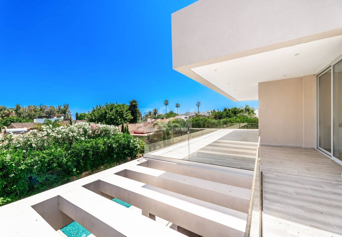 Villa moderne face au Sud avec mer panoramique et montagne Vues, 250 m de San Pedro Beach