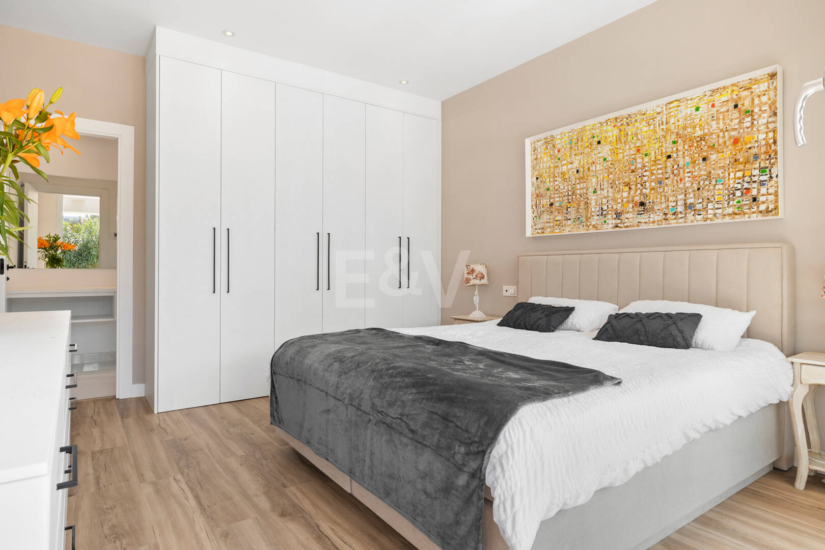 Modern South-Facing Villa with Mountain Views, 250 m from San Pedro Beach