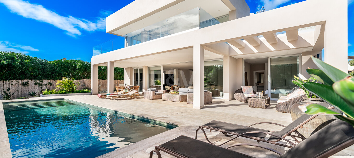 Modern South-Facing Villa with Panoramic Sea & Mountain Views, 250 m from San Pedro Beach