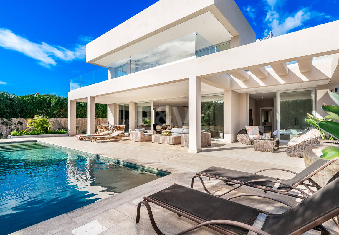 Modern South-Facing Villa with Mountain Views, 250 m from San Pedro Beach