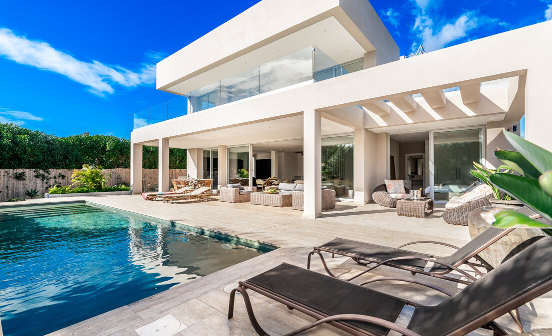 Villa moderna con orientación sur y vistas panorámicas al mar y a la montaña, a 250 m de la playa de San Pedro