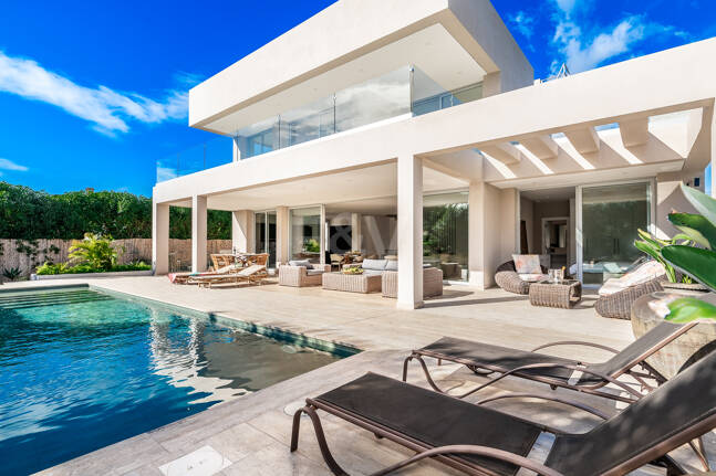 Modern South-Facing Villa with Mountain Views, 250 m from San Pedro Beach