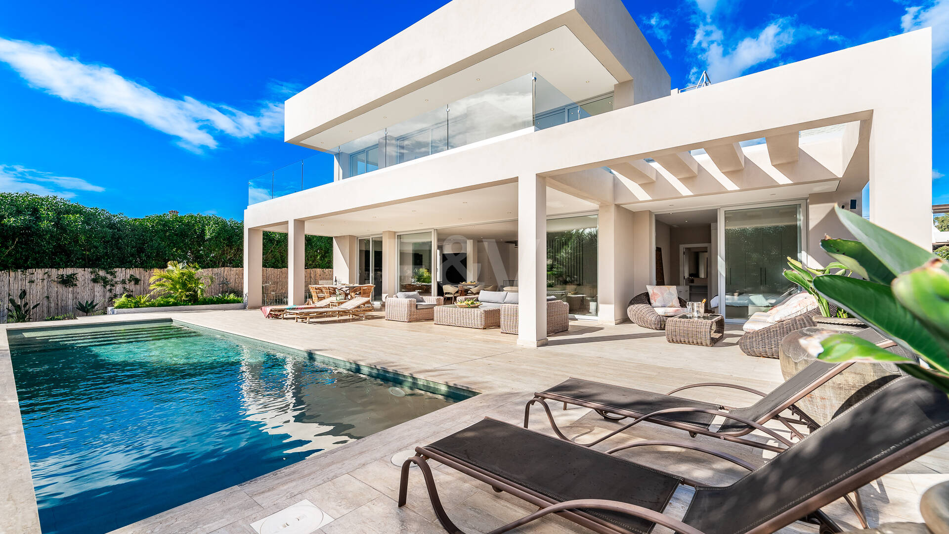 Modern South-Facing Villa with Mountain Views, 250 m from San Pedro Beach