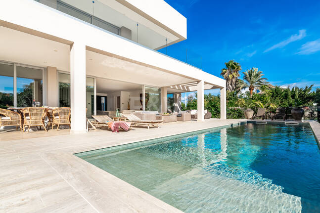 Modern South-Facing Villa with Mountain Views, 250 m from San Pedro Beach