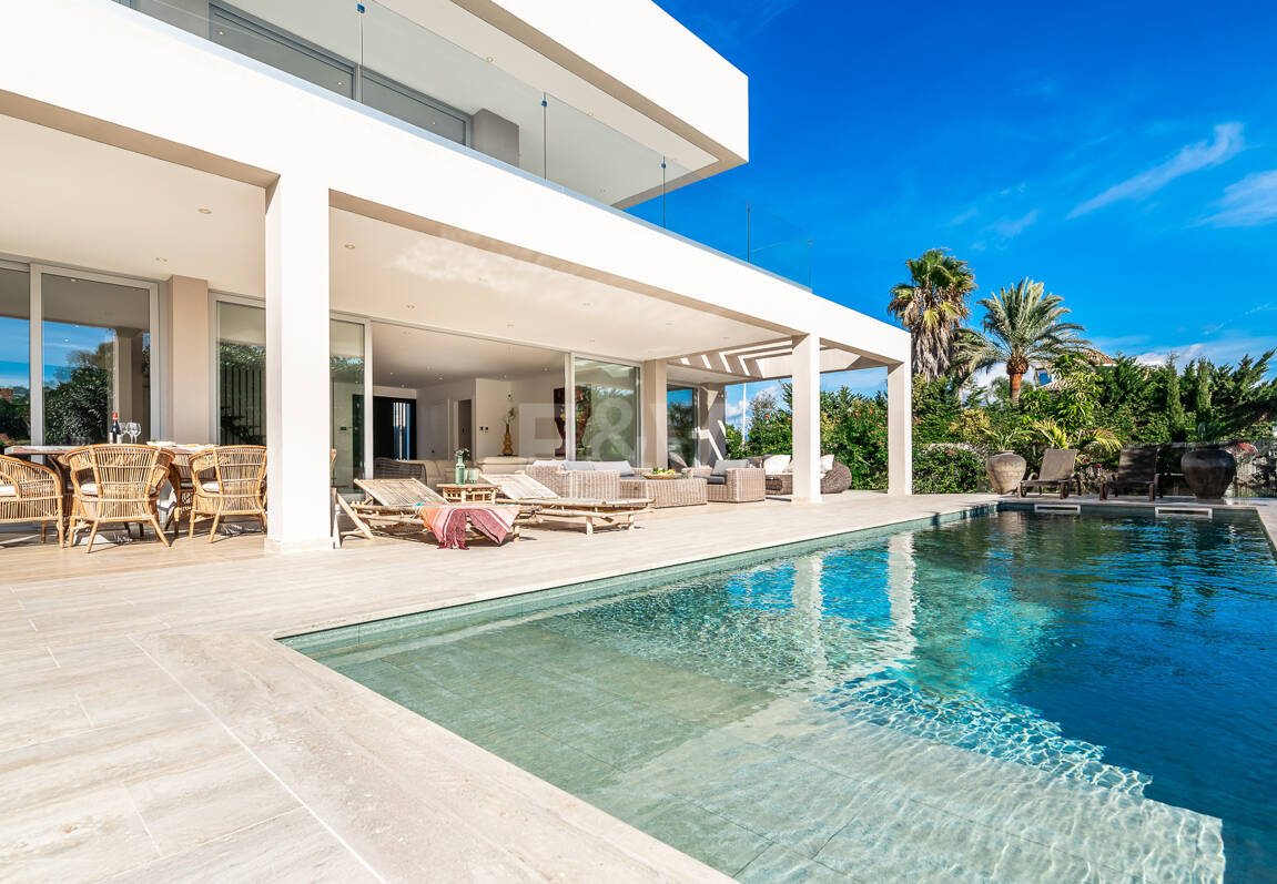 Modern South-Facing Villa with Mountain Views, 250 m from San Pedro Beach