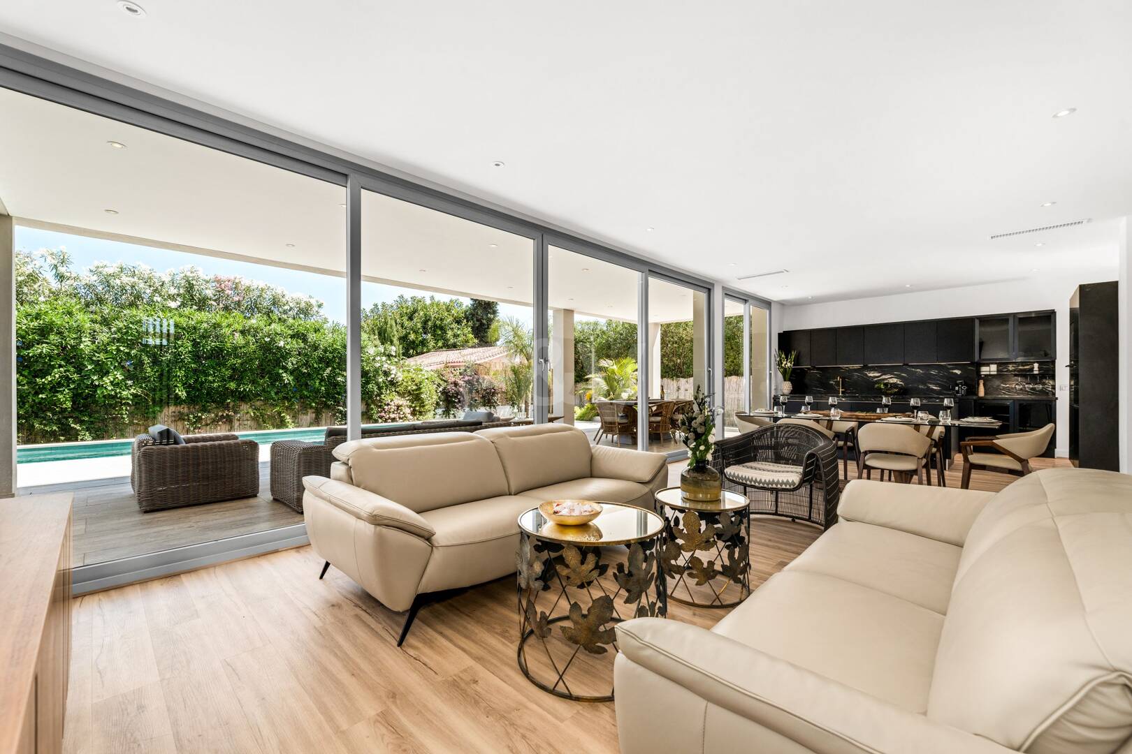 Villa moderne face au Sud avec mer panoramique et montagne Vues, 250 m de San Pedro Beach