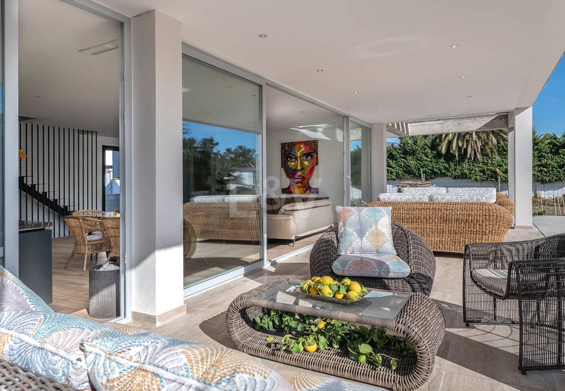 Modern South-Facing Villa with Mountain Views, 250 m from San Pedro Beach