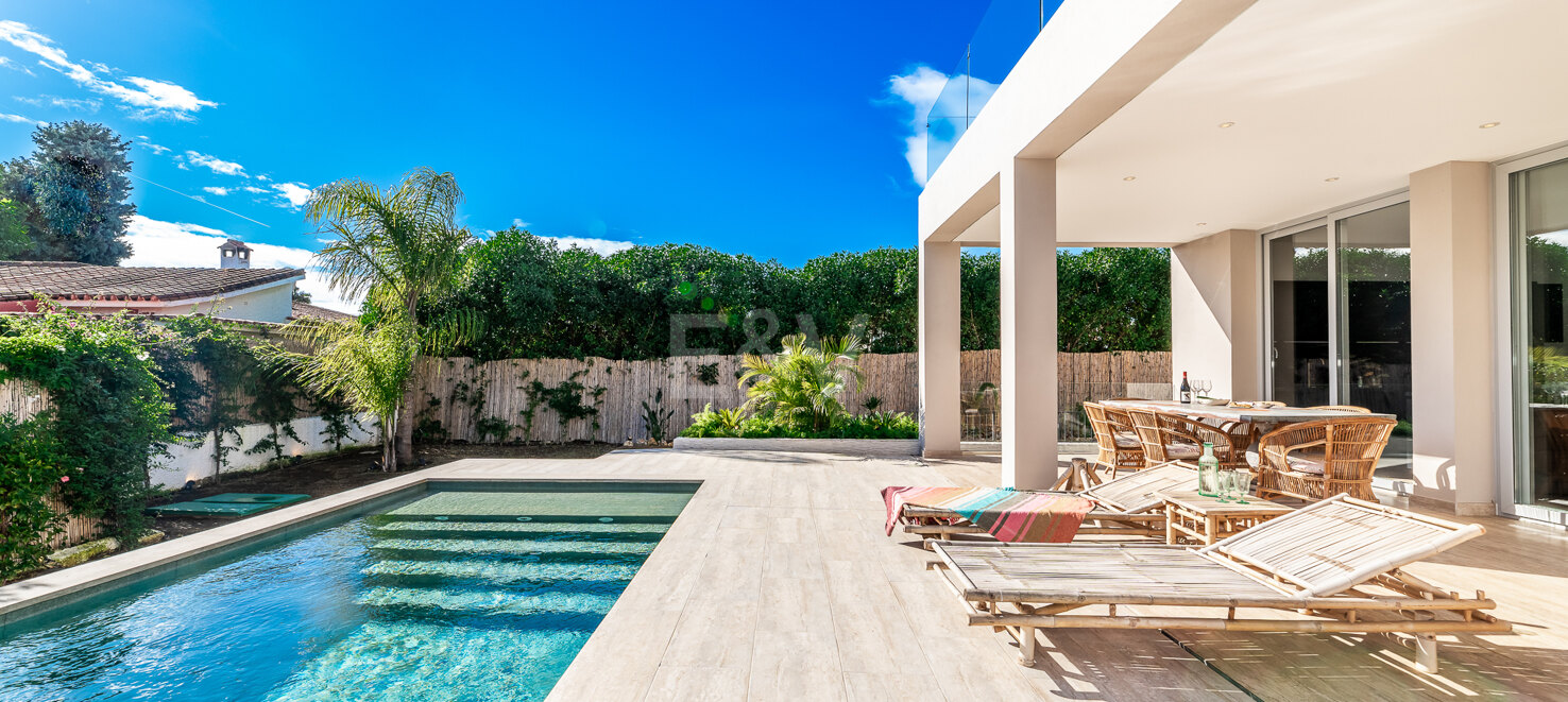 Modern South-Facing Villa with Panoramic Sea & Mountain Views, 250 m from San Pedro Beach