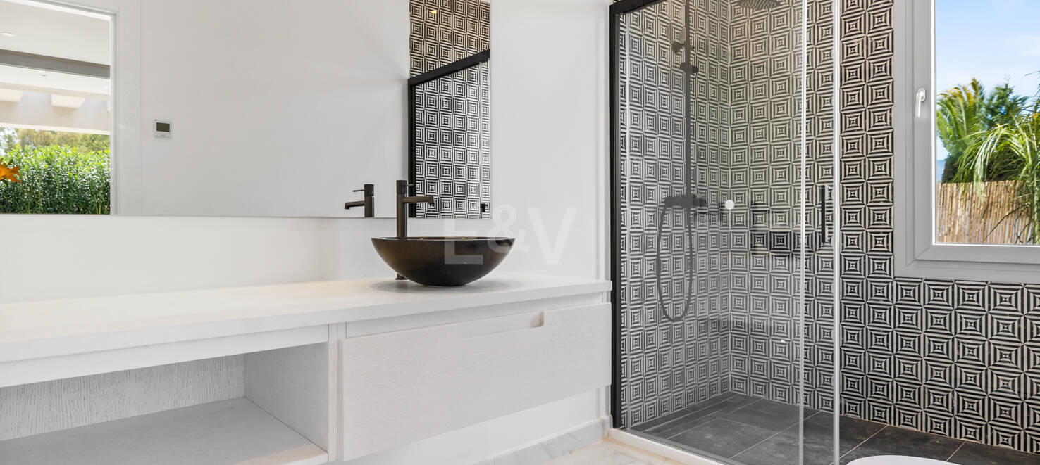 Modern South-Facing Villa with Panoramic Sea & Mountain Views, 250 m from San Pedro Beach
