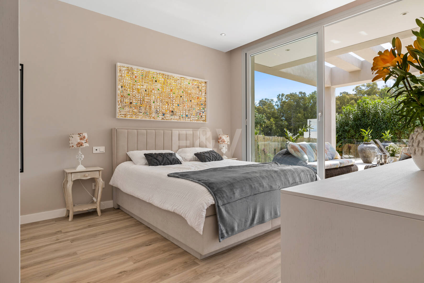 Modern South-Facing Villa with Mountain Views, 250 m from San Pedro Beach