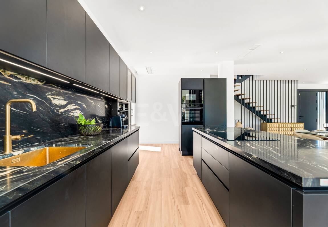 Villa moderne face au Sud avec mer panoramique et montagne Vues, 250 m de San Pedro Beach