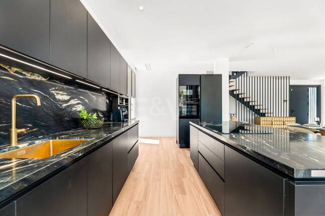 Villa moderne face au Sud avec mer panoramique et montagne Vues, 250 m de San Pedro Beach