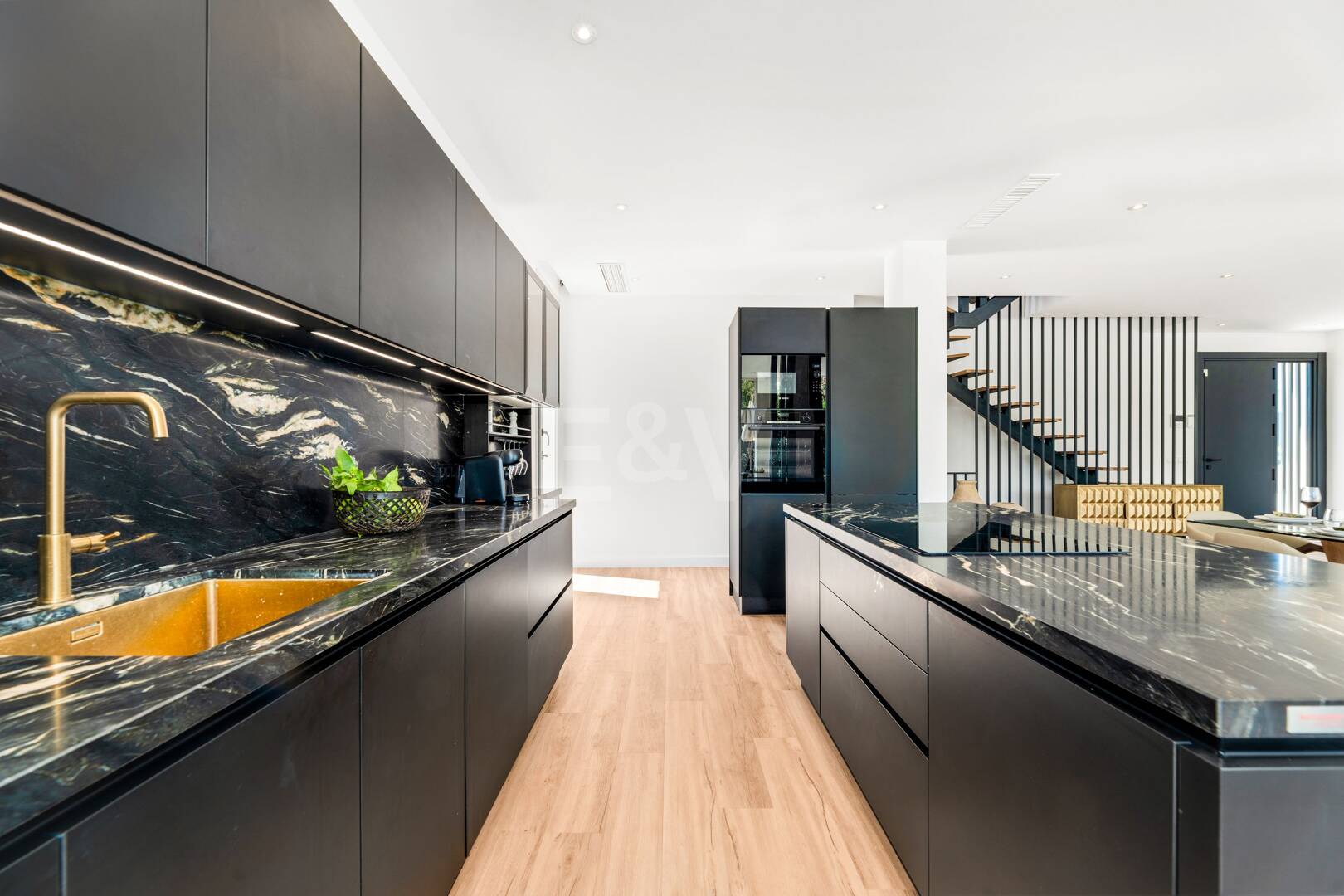 Villa moderne face au Sud avec mer panoramique et montagne Vues, 250 m de San Pedro Beach