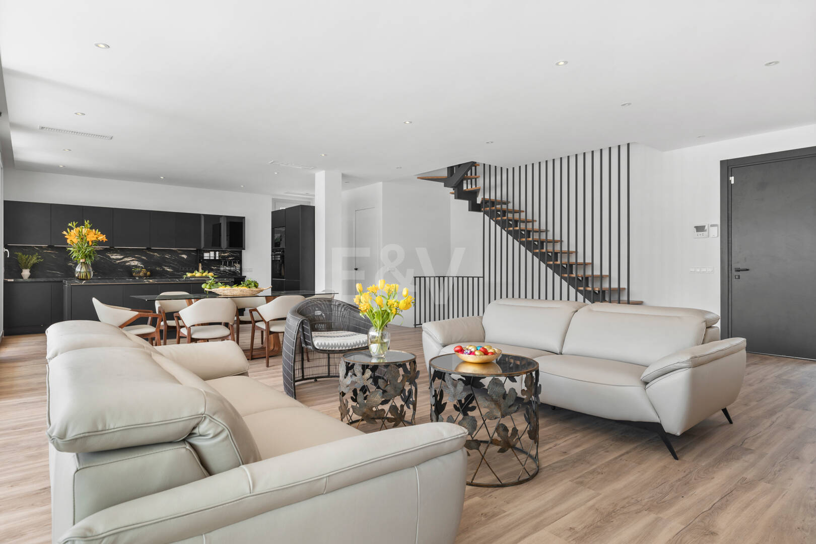 Modern South-Facing Villa with Mountain Views, 250 m from San Pedro Beach