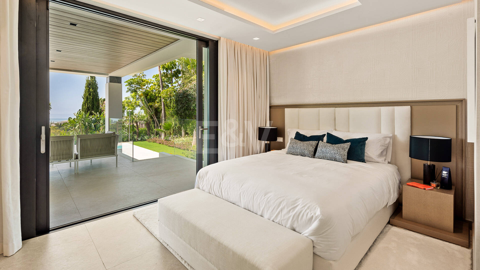 Współczesny Los Flamingos Golf Villa z widokiem na morze