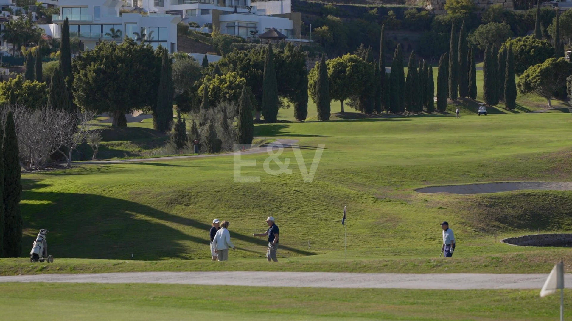 Współczesny Los Flamingos Golf Villa z widokiem na morze