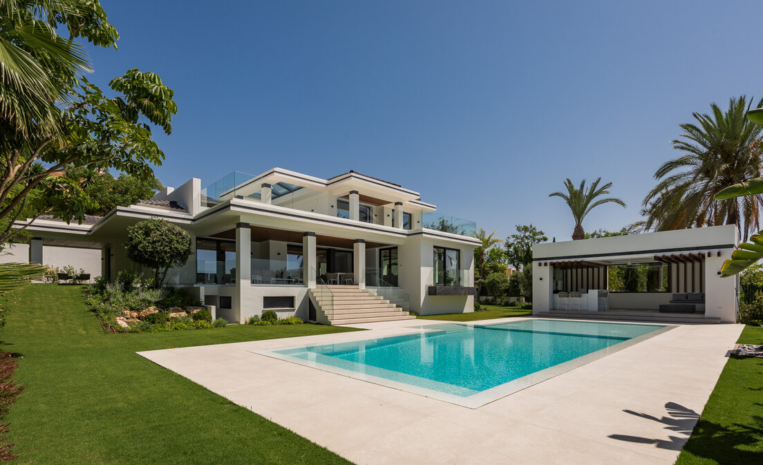 Exquisite South-Facing Golf Villa with High-End Amenities and Panoramic Views