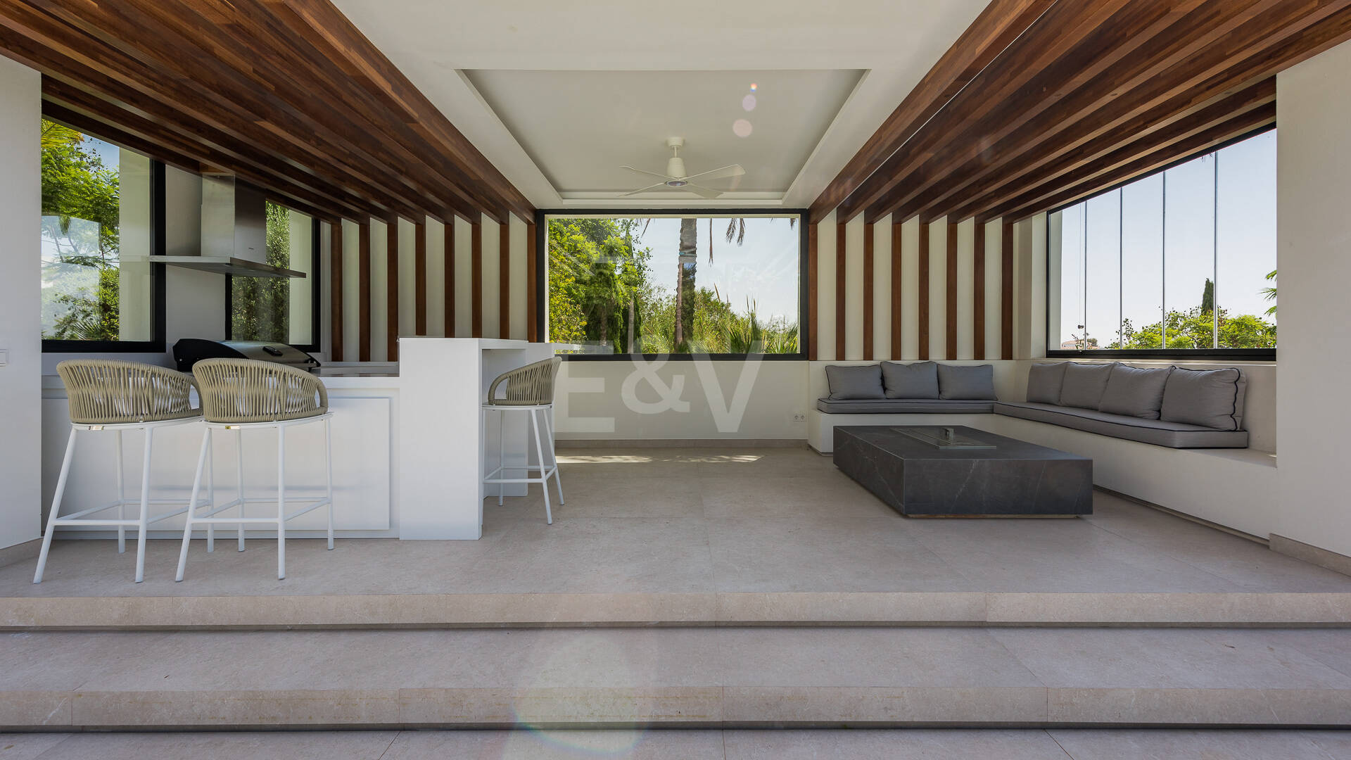 Współczesny Los Flamingos Golf Villa z widokiem na morze