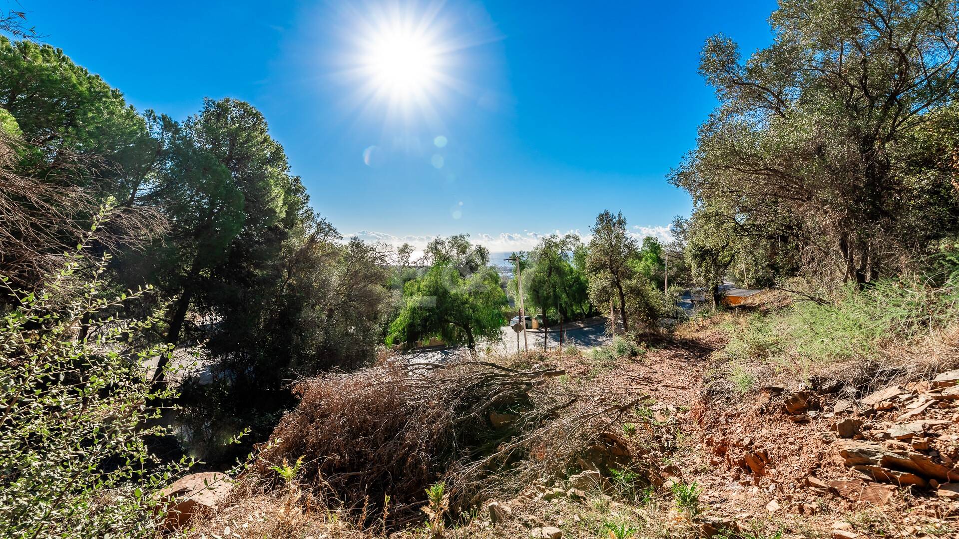 Großzügiges Grundstück in Los Monteros Altos mit Panoramablick