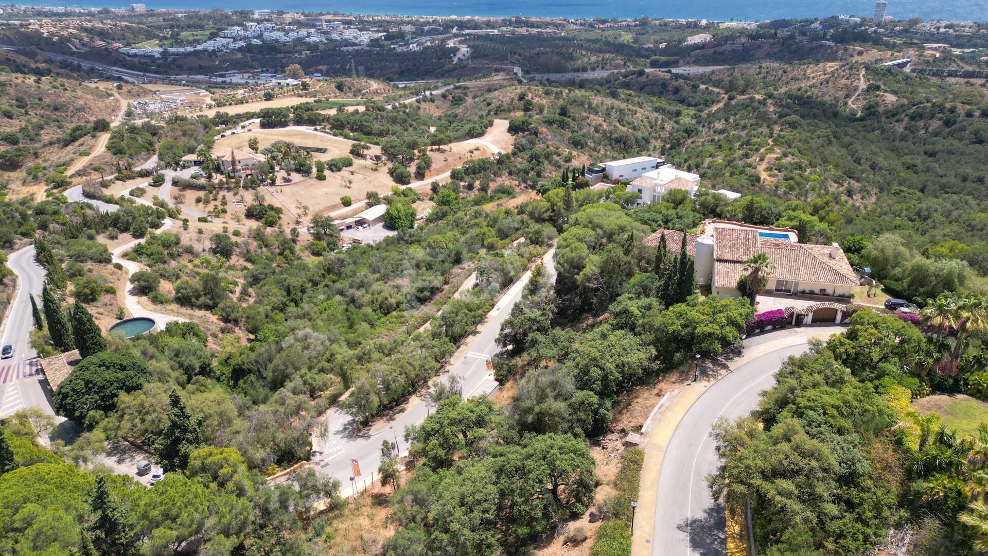 Amplia parcela en Los Monteros Altos con vistas panorámicas
