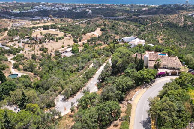 Großzügiges Grundstück in Los Monteros Altos mit Panoramablick