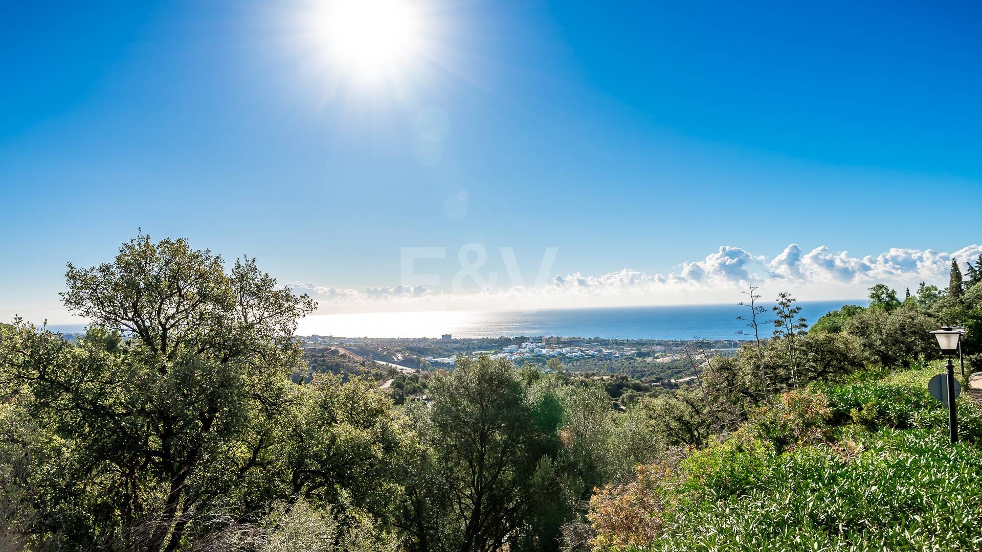 Amplia parcela en Los Monteros Altos con vistas panorámicas