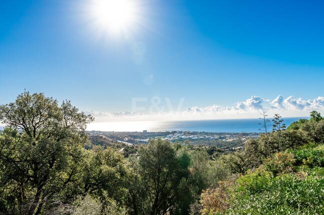 Großzügiges Grundstück in Los Monteros Altos mit Panoramablick
