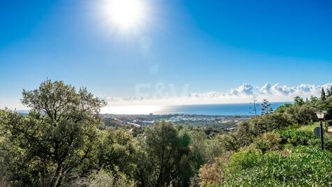 Rymlig tomt i Los Monteros Altos med panoramautsikt