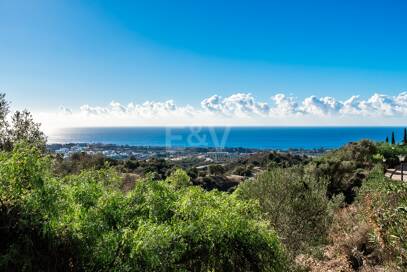 Großzügiges Grundstück in Los Monteros Altos mit Panoramablick