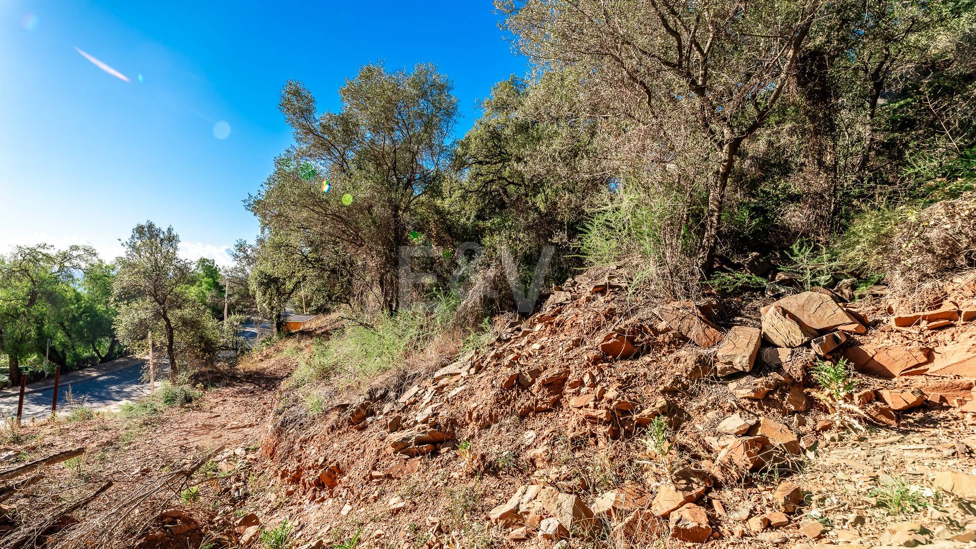 Amplia parcela en Los Monteros Altos con vistas panorámicas