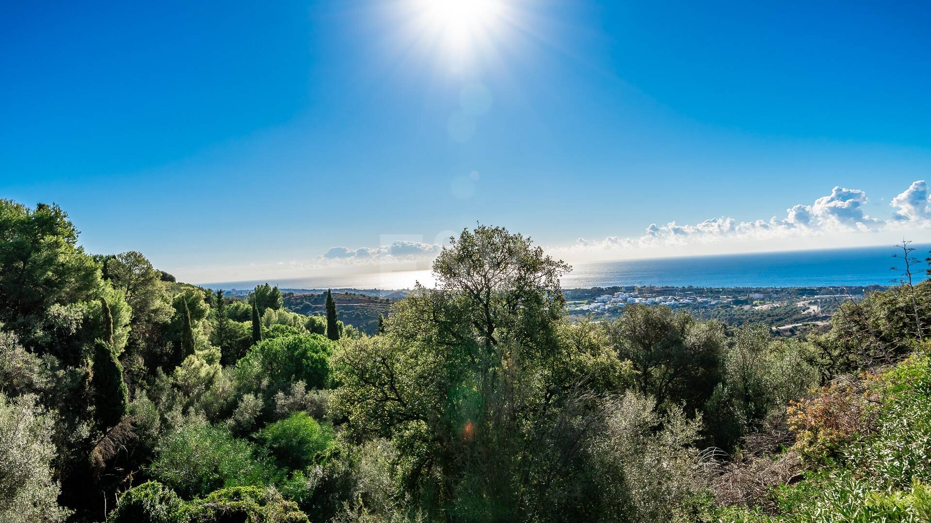 Großzügiges Grundstück in Los Monteros Altos mit Panoramablick