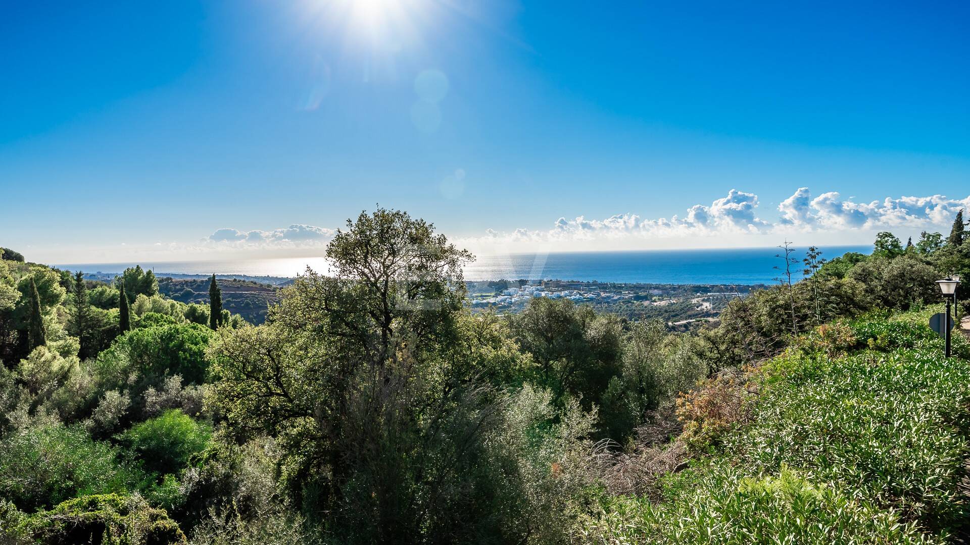Amplia parcela en Los Monteros Altos con vistas panorámicas