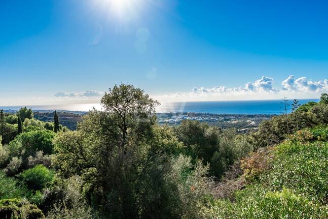 Großzügiges Grundstück in Los Monteros Altos mit Panoramablick