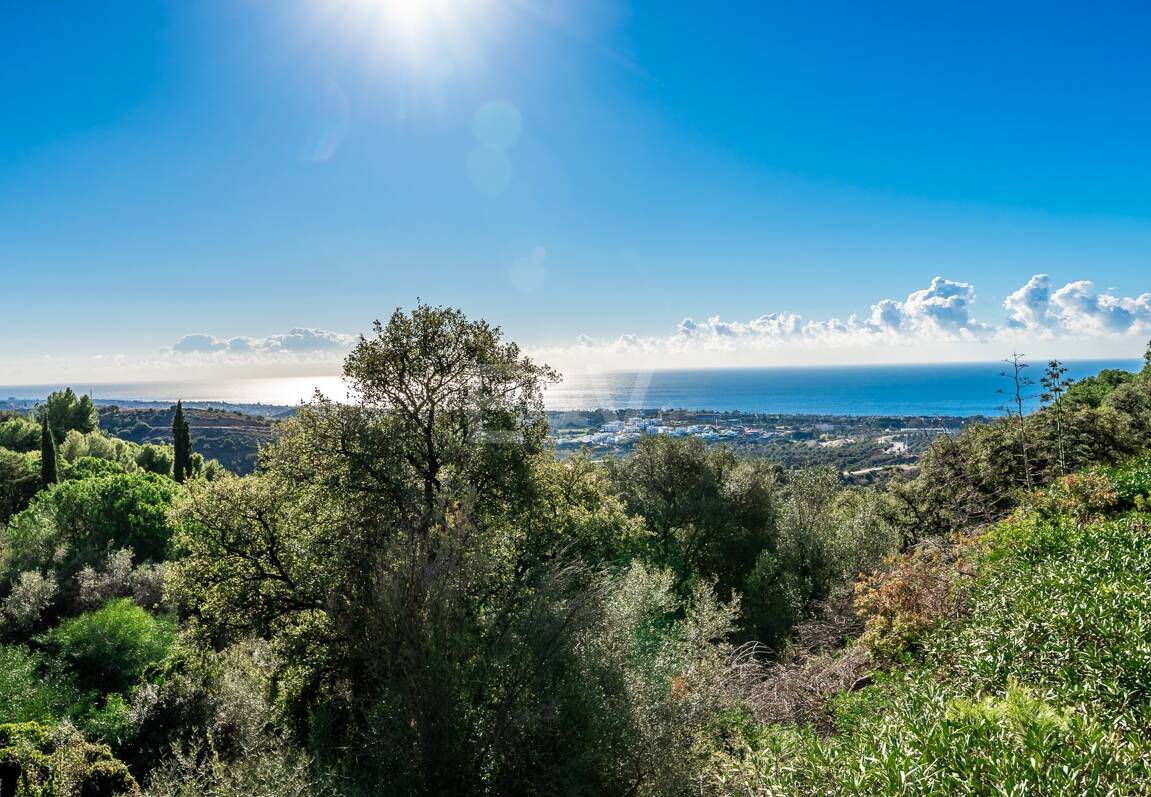 Großzügiges Grundstück in Los Monteros Altos mit Panoramablick