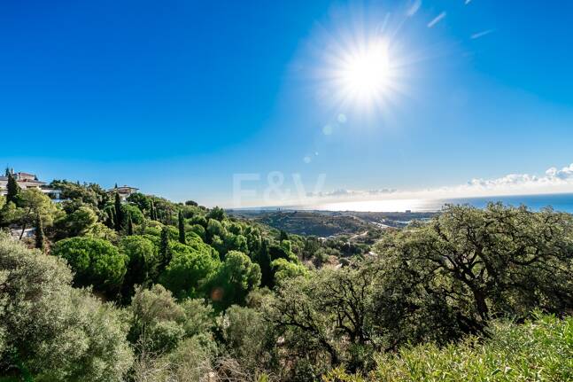 Großzügiges Grundstück in Los Monteros Altos mit Panoramablick